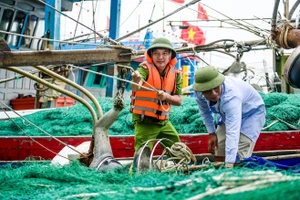Lực lượng chức năng giúp ngư dân gia cố, chằng buộc tàu thuyền.