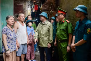 Ông Phạm Hồng Thái, Chủ tịch UBND phường Nam Định (Ninh Bình) vận động người dân sớm di dời đến nơi tránh trú.