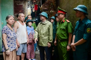 Ông Phạm Hồng Thái, Chủ tịch UBND phường Nam Định (Ninh Bình) vận động người dân sớm di dời đến nơi tránh trú.