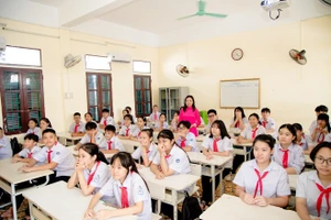 Cô trò Trường THCS Trần Bích San (Nam Định, Ninh Bình) trong ngày khai giảng năm học 2025-2026. 