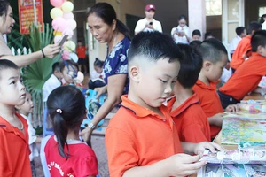 Học sinh hào hứng tham gia ngày hội đọc sách tại Ninh Bình.