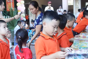 Học sinh hào hứng tham gia ngày hội đọc sách tại Ninh Bình.