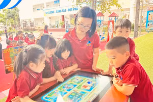 Hoạt động trải nghiệm với thiết bị số tại Trường Mầm non Hồng Gai (phường Hồng Gai). 