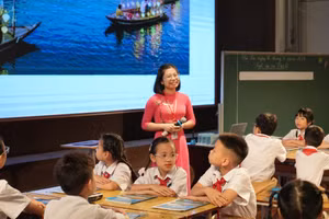 Giờ học ứng dụng công nghệ tại Trường TH, THCS và THPT Thực hành Sư phạm – Đại học Hạ Long. 