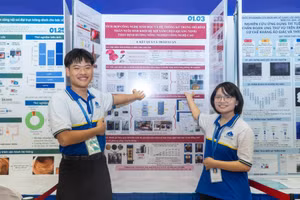 Học sinh Trường TH, THCS và THPT Thực hành Sư phạm, Đại học Hạ Long giới thiệu dự án tại Cuộc thi Khoa học kỹ thuật cấp quốc gia.