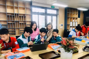 Cô và trò Trường THCS Trọng Điểm tại phòng thực hành giáo dục STEM.