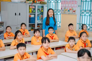 Cô, trò Trường Tiểu học Trần Tế Xương (Nam Định, Ninh Bình) trong ngày khai giảng năm học 2025-2026. 