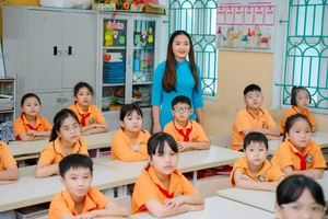 Cô, trò Trường Tiểu học Trần Tế Xương (Nam Định, Ninh Bình) trong ngày khai giảng năm học 2025-2026. 