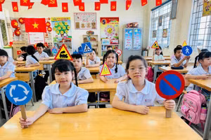 Học sinh Trường Tiểu học Hồng Gai (phường Hồng Gai) tham gia hoạt động tìm hiểu biển báo giao thông.