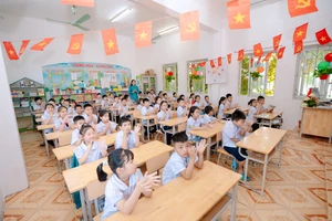 Cô, trò Trường Tiểu học Yên Bình (Vũ Dương, Ninh Bình) trong ngày khai giảng năm học 2025-2026.