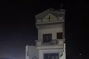 Lốc xoáy làm căn nhà bị hư hại nghiêm trọng.