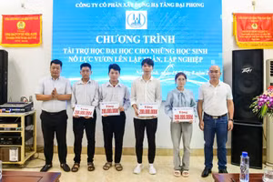 Những phần quà ý nghĩa được trao đến các em học sinh.