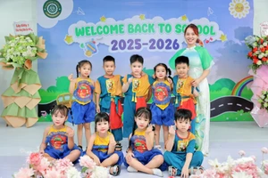 Cô, trò Trường Mầm non Hạnh Phúc (Ý Yên, Ninh Bình) trong ngày khai giảng năm học 2025-2026. 