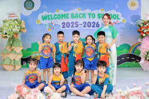 Cô, trò Trường Mầm non Hạnh Phúc (Ý Yên, Ninh Bình) trong ngày khai giảng năm học 2025-2026. 