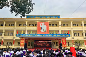 Trường THPT Uông Bí (phường Uông Bí) tăng cường giáo dục truyền thống qua phim tư liệu.