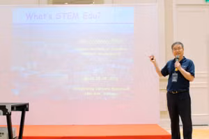 Giáo sư Jay J. Jeong (Đại học Western Washington, Hoa Kỳ) chia sẻ góc nhìn quốc tế về nền tảng và ứng dụng thực tiễn của giáo dục STEM.
