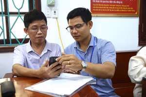 Cán bộ xã Ý Yên hướng dẫn người dân sử dụng dịch vụ công trực tuyến.