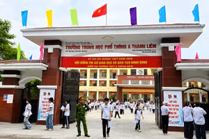 Thí sinh làm thủ tục dự thi tại Điểm thi Trường THPT A Thanh Liêm, tỉnh Ninh Bình chiều 10/6.