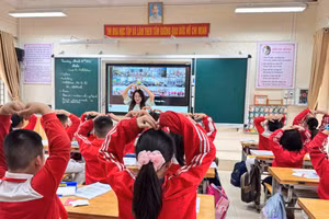 Cô, trò Trường Tiểu học Trần Hưng Đạo (phường Hồng Gai) trong một giờ học. 