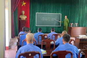 Lớp xóa mù chữ cho các học viên đang cai nghiện tại Cơ sở cai nghiện ma tuý số 3. Ảnh: Công an Ninh Bình