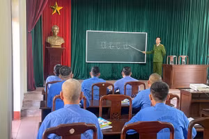 Lớp xóa mù chữ cho các học viên đang cai nghiện tại Cơ sở cai nghiện ma tuý số 3. Ảnh: Công an Ninh Bình