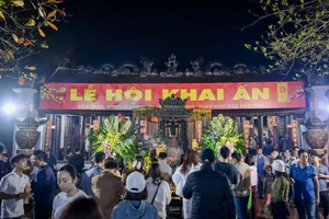 Hàng vạn người dân và du khách đổ về khu vực Đền Trần trong đêm khai ấn.