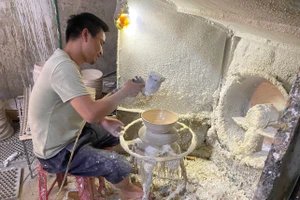 Công đoạn mài sản phẩm tại làng nghề sơn mài Cát Đằng (Vạn Thắng, Ninh Bình). 