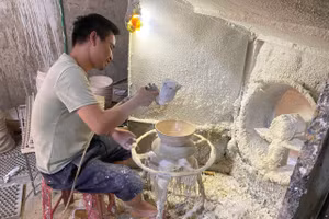 Công đoạn mài sản phẩm tại làng nghề sơn mài Cát Đằng (Vạn Thắng, Ninh Bình). 