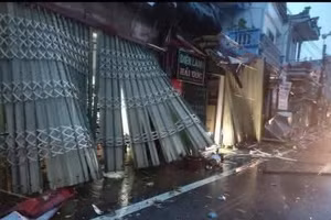 Cơn giông lốc khiến nhiều tài sản người dân bị hư hại.