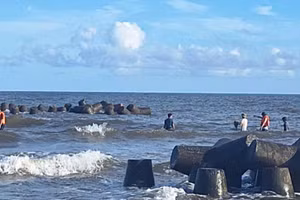 Khu vực bờ biển xã Hải Tiến nơi xảy ra sự việc.