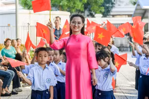 Cô trò Trường Tiểu học Nguyễn Tất Thành (Nam Định, Ninh Bình) trong ngày khai giảng năm học 2025-2026. 