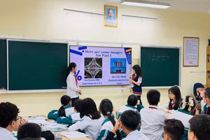 Học sinh Trường THCS Trọng Điểm (phường Hạ Long) trong một giờ học. 