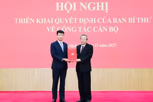 Ông Hoàng Đăng Quang, Phó Trưởng Ban Thường trực Ban Tổ chức Trung ương trao Quyết định cho ông Trần Huy Tuấn. (Ảnh:ĐL)