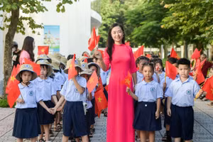 Cô, trò Trường Tiểu học Nguyễn Tất Thành (Nam Định, Ninh Bình) trong ngày khai giảng năm học 2025-2026. 