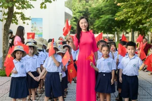 Cô, trò Trường Tiểu học Nguyễn Tất Thành (Nam Định, Ninh Bình) trong ngày khai giảng năm học 2025-2026. 