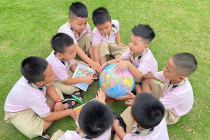 Học sinh Trường Tiểu học Cửa Nam (Nam Định, Ninh Bình) tham gia tiết học đọc sách ngoài trời.