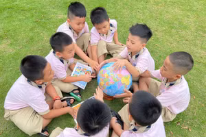 Học sinh Trường Tiểu học Cửa Nam (Nam Định, Ninh Bình) tham gia tiết học đọc sách ngoài trời.