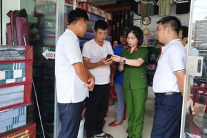 Tổ Công nghệ số cộng đồng xã Giao Thủy hướng dẫn người dân sử dụng các dịch vụ số qua điện thoại thông minh.