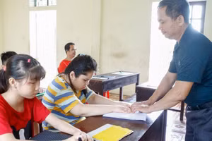 Lớp học chữ nổi Braille tại Trung tâm Phục hồi chức năng dạy chữ, dạy nghề Ninh Bình. 