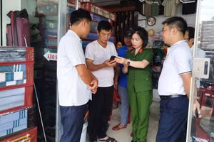 Tổ Công nghệ số cộng đồng xã Giao Thủy hướng dẫn người dân sử dụng các dịch vụ số qua điện thoại thông minh.