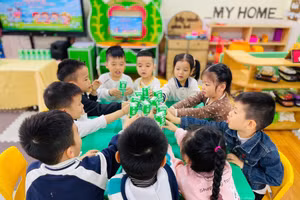 Trẻ Trường Mầm non Hạnh Phúc (phường Hạ Long) hào hứng tham gia chương trình sữa học đường.