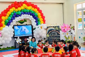 Cô và trò Trường Mầm non Cao Xanh trong giờ học trải nghiệm.