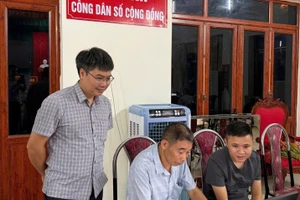 Tổ công nghệ số các thôn trên địa bàn xã Gia Trấn, Ninh Bình hướng dẫn người dân tại lớp học “Bình dân học vụ số”.