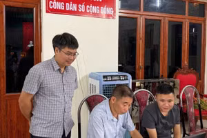 Tổ công nghệ số các thôn trên địa bàn xã Gia Trấn, Ninh Bình hướng dẫn người dân tại lớp học “Bình dân học vụ số”.