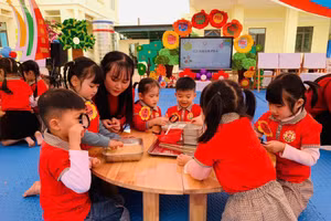 Hoạt động trải nghiệm giúp trẻ Trường Mầm non Đông Mai rèn luyện kỹ năng quan sát, giao tiếp và làm việc nhóm.