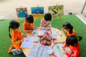 Trẻ Trường Mầm non Đông Mai (phường Đông Mai) tham gia hoạt động tạo hình ngoài trời. 