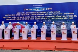 Phó Thủ tướng Trần Hồng Hà bấm nút khởi công Khu tái định cư trên địa bàn phường Đồng Văn.