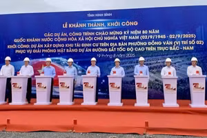 Phó Thủ tướng Trần Hồng Hà bấm nút khởi công Khu tái định cư trên địa bàn phường Đồng Văn. 