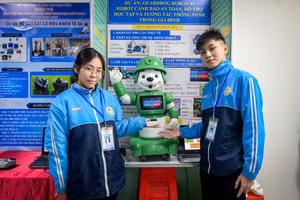 Học sinh Trường THPT B Nguyễn Huệ giới thiệu sản phẩm GuardDog Robot AI. 