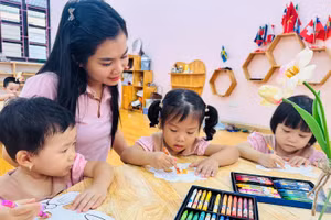 Giáo viên hướng dẫn trẻ tô màu tại Trường Mầm non 8/3 (Nam Định, Ninh Bình). 